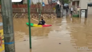 Il maltempo colpisce Israele, a Petah Tikva si gira in kayak per le strade allagate