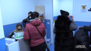 Covid, la notte bianca dei vaccini al Rione Sanità a Napoli