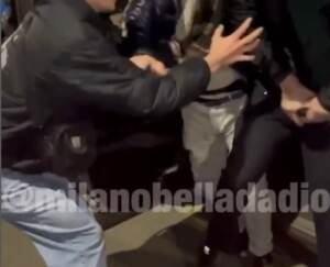 Milano, vigile aggredito