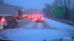 Usa: tempesta di neve sugli Stati orientali, migliaia di persone senza elettricità