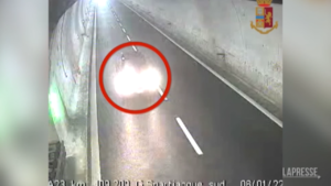 Friuli, viaggia per 4 chilometri contromano in autostrada: tragedia sfiorata