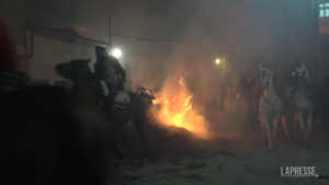 Spagna, cavalli corrono tra le fiamme nel Festival de Las Luminarias