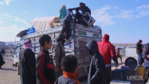 Siria, i familiari dei militanti Isis lasciano il campo profughi
