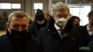 Ucraina, Poroshenko arriva a Kiev per affrontare l’udienza