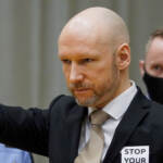 Norvegia: Breivik in aula per chiedere la libertà condizionale, fa il saluto nazista