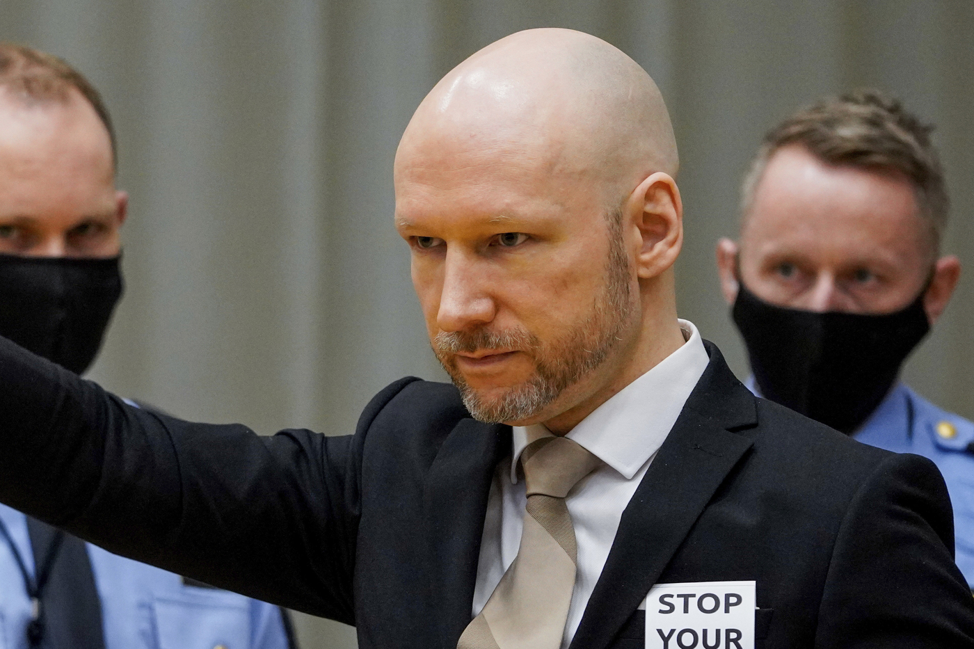 Norvegia: Breivik in aula per chiedere la libertà condizionale, fa il saluto nazista Norvegia: Breivik in aula per chiedere la libertà condizionale, fa il saluto nazista