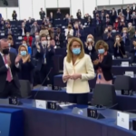 Metsola, il lungo applauso dopo l’elezione e il coro “happy birthday”