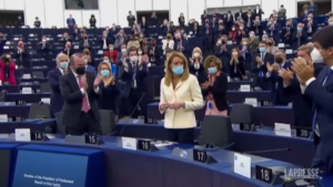 Metsola, il lungo applauso dopo l’elezione e il coro “happy birthday”