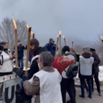 Rigopiano ricorda le 29 vittime della tragica valanga: fiaccolata e palloncini bianchi in cielo