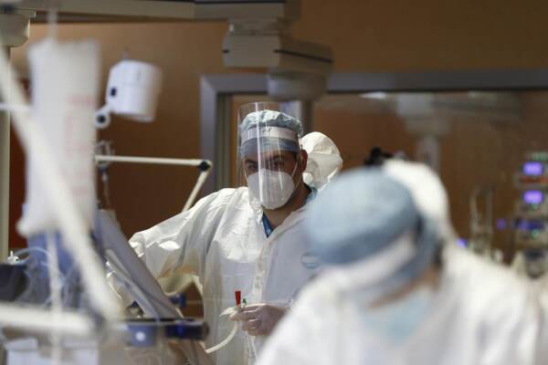 Le terapie intensive tornano a riempirsi prevalentemente di pazienti non vaccinati