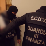 Migranti, due presunti trafficanti arrestati a Venezia: l’operazione coordinata dall’Europol