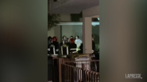 Viareggio, bloccato dai Nocs l’uomo barricato in casa: le immagini dell’arresto