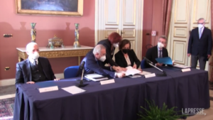 Lamorgese a Napoli con De Luca e Manfredi: “Le sfide si vincono solo facendo gioco di squadra”