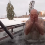 Russia, il bagno gelato degli ortodossi per l’Epifania