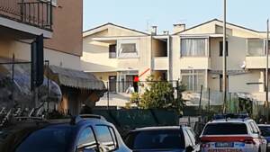 Viareggio: si barrica in casa e spara, le immagini dell’uomo sul balcone