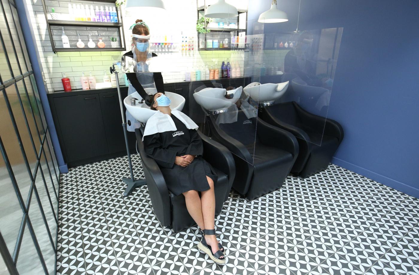 Covid, da oggi dal parrucchiere e dall’estetista solo col Green Pass