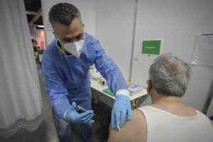 Covid: Austria approva obbligo vaccinale. Francia verso allentamento regole