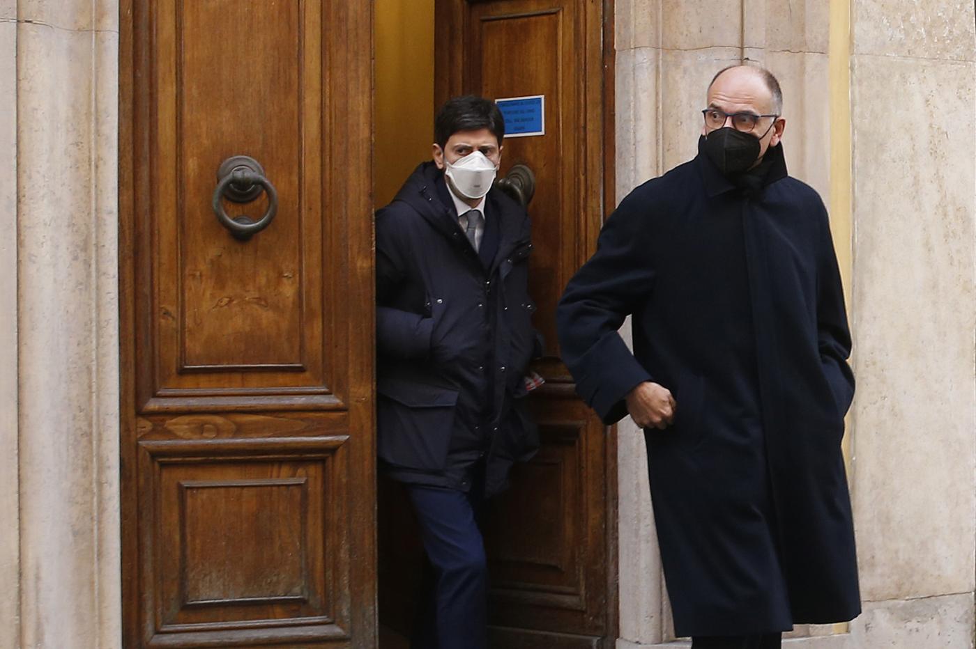 Quirinale: centrosinistra unito contro ‘bluff’ Cav, non hanno maggioranza. Ma su Draghi filtrano distinguo