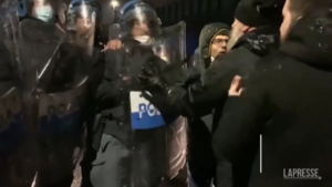 Roma: tensioni CasaPound-polizia all’alba durante sgombero di una sede