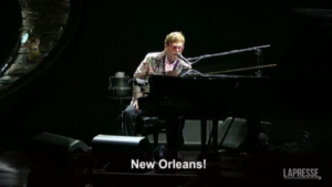 Elton John torna sul palco dopo quasi due anni di stop: “Avete aspettato 745 giorni”