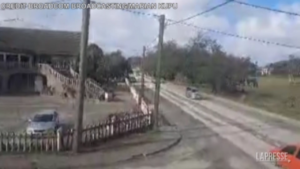 Tonga: le strade ricoperte di cenere, le immagini dall’isola dopo l’eruzione