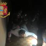 Si barrica in casa e spara ferendo un vigile del fuoco: ore di paura a Viareggio, poi il blitz dei Nocs