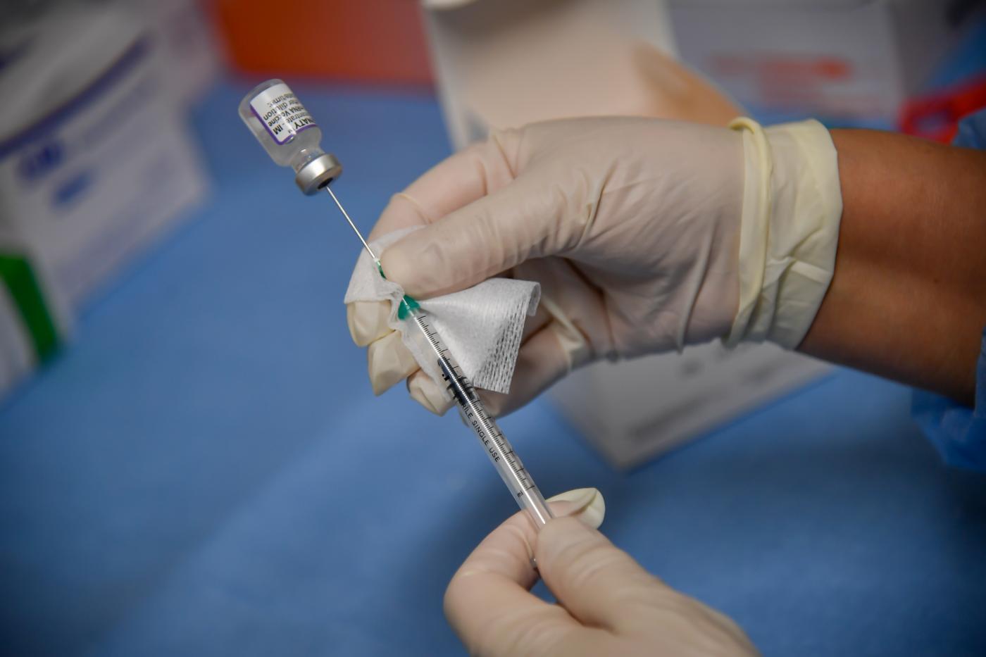 Covid: rallenta la curva dei contagi, su le terapie intensive. Quattro regioni in arancione