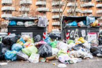 Natale 2021, rifiuti natalizi nelle strade di Roma il 26 dicembre