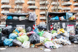Natale 2021, rifiuti natalizi nelle strade di Roma il 26 dicembre