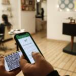 Obbligo di green pass nei negozi, controlli in tutta Italia