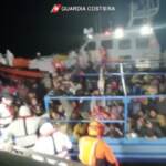 Migranti: guarda costiera salva migranti al largo di Lampedusa