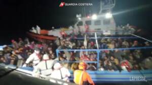 Migranti: guarda costiera salva migranti al largo di Lampedusa