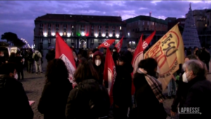 Covid, a Napoli precari, attivisti e studenti in piazza: “Basta con la borsa nera dei tamponi”