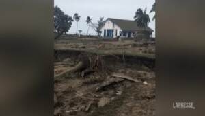 Tonga, la distruzione sull’isola di Atata dopo lo tsunami