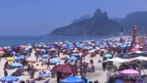Rio de Janeiro, spiagge piene nonostante il dilagare di Omicron