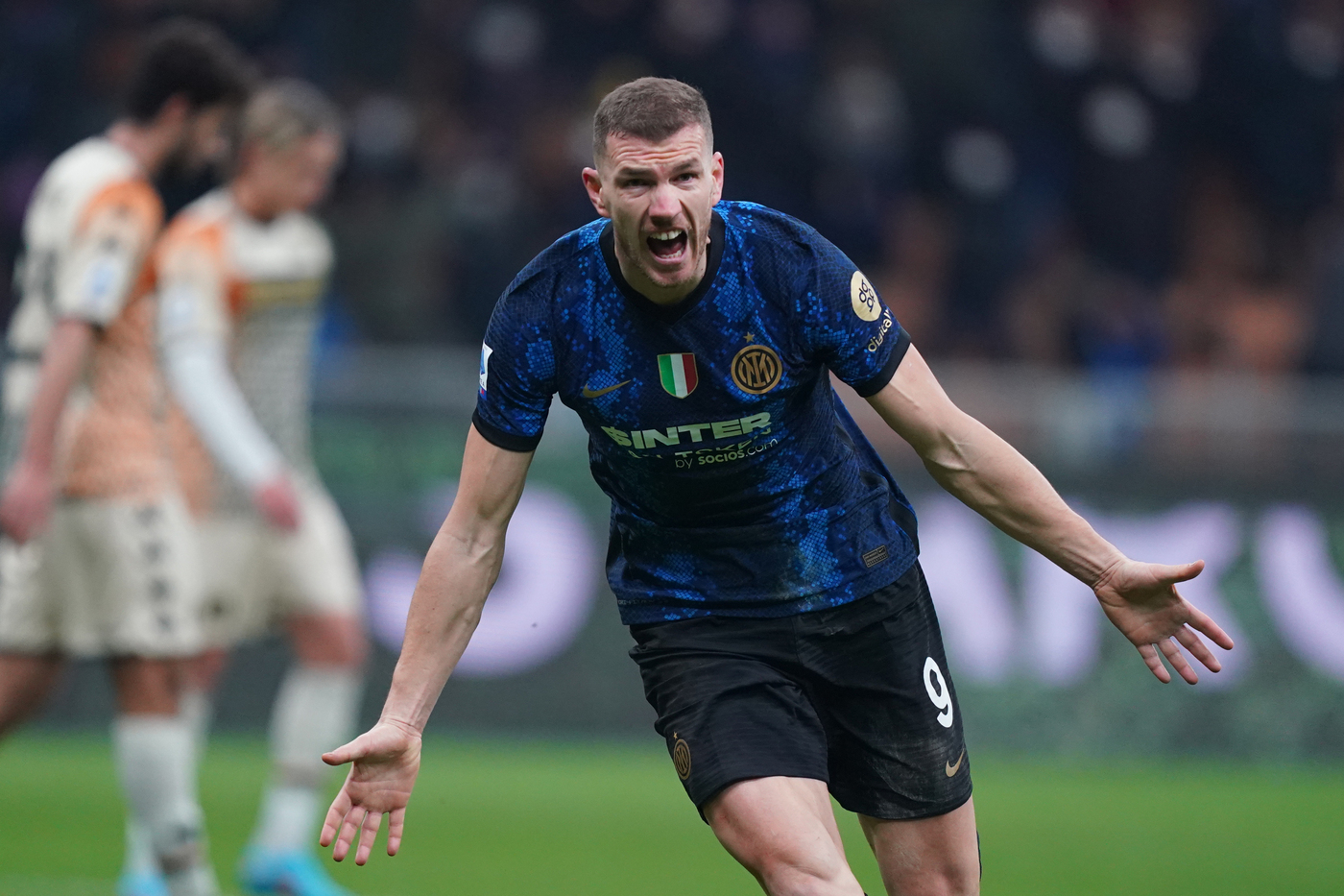 Dzeko all’ultimo respiro ribalta il Venezia. L’Inter prova la fuga