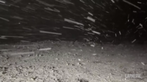 L’insolito spettacolo in Arabia Saudita, la neve ricopre il deserto
