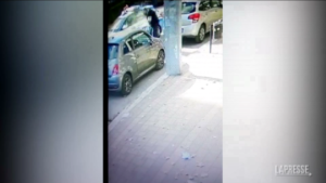 Far West a Taranto, sparatoria in centro: feriti due poliziotti | IL VIDEO