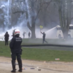Bruxelles, la polizia usa lacrimogeni contro manifestanti no vax