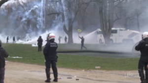 Bruxelles, la polizia usa lacrimogeni contro manifestanti no vax