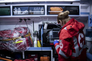 Coronavirus: il lavoro degli operatori della Croce Rossa in ambulanza