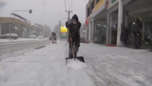 Bufera di neve in Grecia: imbiancata Atene e anche alcune isole