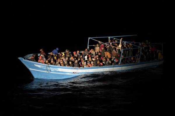 Migranti, barcone