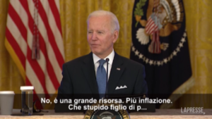 Usa, Biden insulta un giornalista: “Stupido figlio di …”