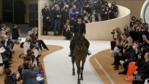 Moda: Charlotte Casiraghi in passerella a cavallo