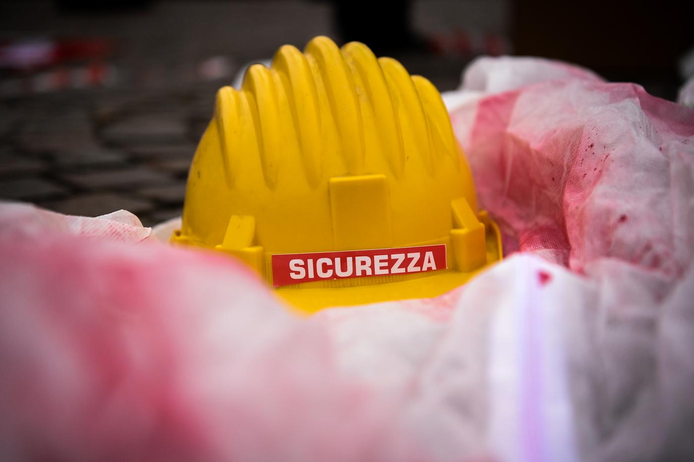 Incidenti lavoro: Arezzo, muore operaio incastrato in macchinario Incidenti lavoro: Arezzo, muore operaio incastrato in macchinario