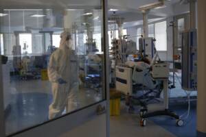 Le terapie intensive tornano a riempirsi prevalentemente di pazienti non vaccinati