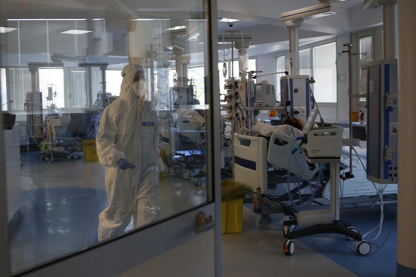 Covid: occupazione terapie intensive in Italia in salita al 18%, ricoveri al 31%