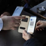 Covid: curva in calo, governo valuta proroga Green pass per chi ha booster