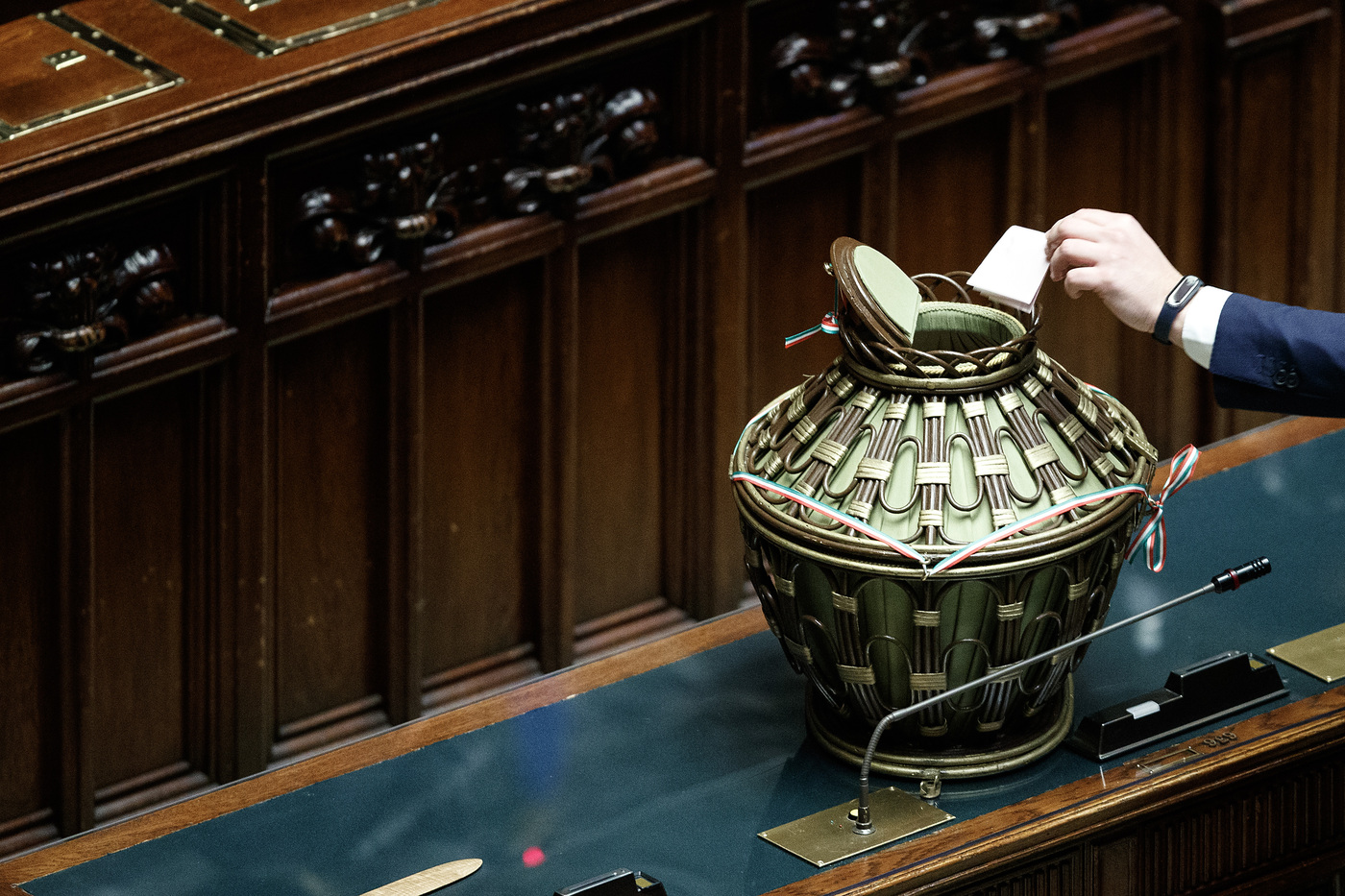 Quirinale, dopo un’altra fumata nera, si va al quinto scrutinio. Rispunta il nome di Casellati